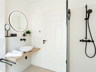 exklusiv gefliestes Badezimmer