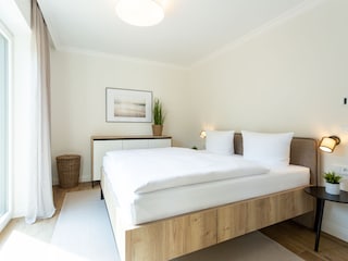 Schlafzimmer mit Kommode