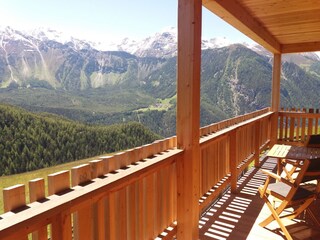 Balkon mit Panoramablick im Sommer