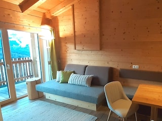 Wohnzimmer mit Essbereich und Südbalkon