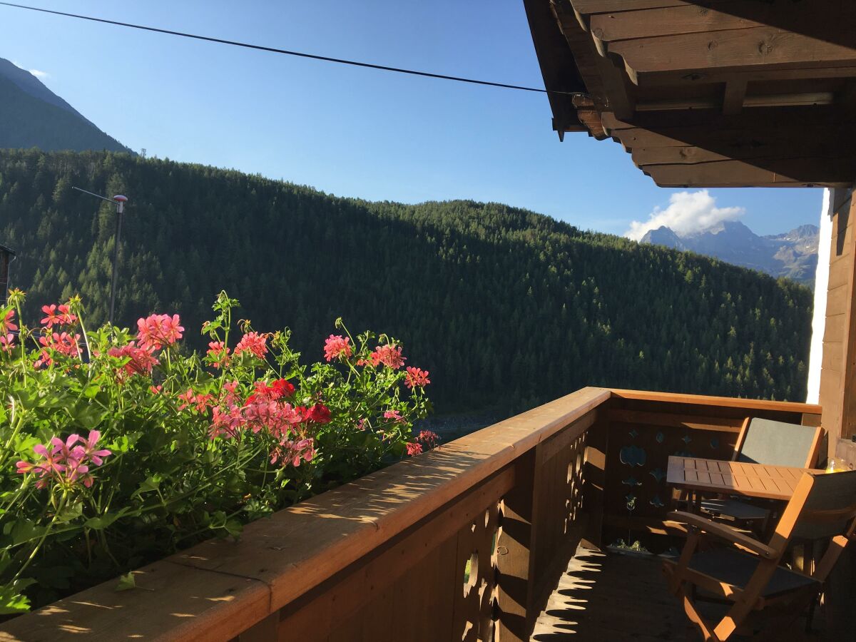 Balkon mit Panoramablick im Sommer