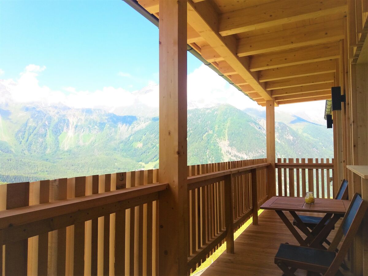 Balkon mit Panoramablick im Sommer