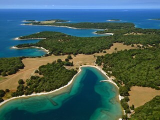 Der Ort liegt  gegenüber dem Nationalpark Brioni-Inseln