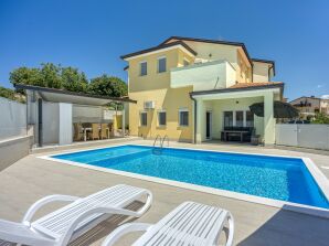 Apartment Family App Mila with Pool - Buje - image1