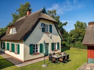 Hausansicht und Gartenterrasse