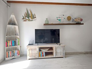 Wohnzimmer mit Lesestoff und TV