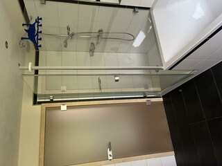 Bad 2 mit Dusche und Badewanne