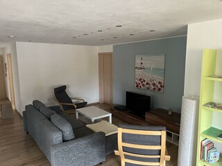 Wohnzimmer mit Sat TV und DVD