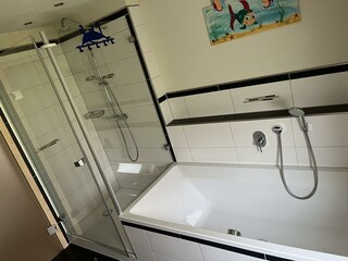 Bad 2 mit Dusche und Badewanne
