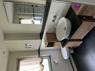 Bad 2 groß mit Dusche und Badewanne