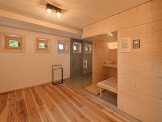 Eigene Sauna mit Dusche und Ruhebereich