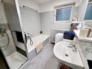 Badezimmer mit Dusche/Badewanne/Waschbecken&Waschmaschi