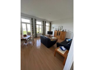 Wohnzimmer mit Essgruppe