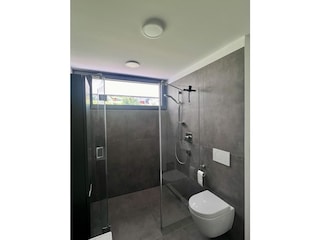 Badezimmer mit walk-in Dusche