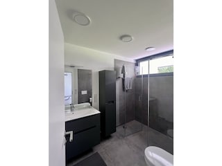 Badezimmer mit walk-in Dusche