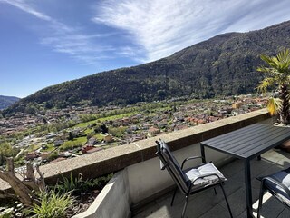 Einer von 2 ca. 10 m² großen Sonnenbalkonen mit herrlicher Panoramasicht