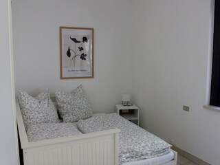 2. Schlafzimmer mit ausziehbarem Bett