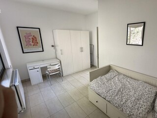2. Schlafzimmer mit ausziehbarem Bett