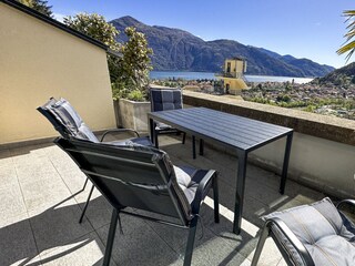 Einer von 2 ca. 10 m² großen Sonnenbalkonen mit herrlicher Panoramasicht