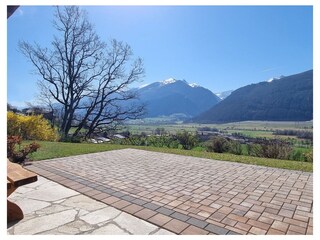 Aussicht von der Terrasse auf das Tal und die Berge