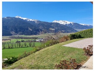 Aussicht von der Terrasse auf das Tal und die Berge