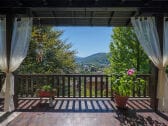 großer Balkon mit Aussicht auf Laveno