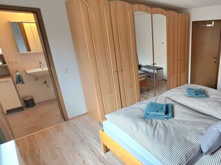 Schlafzimmer mit Badezimmer