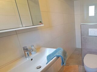 Badezimmer mit ebenerdiger Dusche