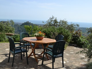 Große Terrasse vor dem Haus