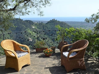 Halbrunde Terrasse mit Blick zum Castello Aghinolfi