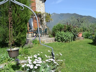 Blick vom Brunnen (verschlossen) zu den Bergen