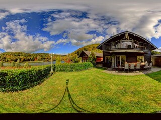 Blick  auf den Balkon und Panoramaglasfront Wohn-Essb.