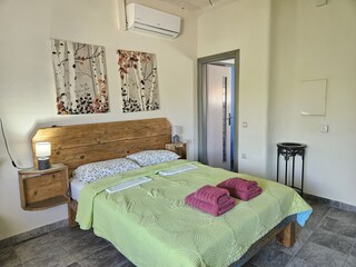 Schlafzimmer unten mit Gästebad