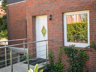 Separater Eingang mit Steg
