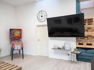 Großes wandhängendes Flachbild-TV
