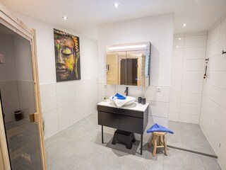 Schickes modernes Duschbad