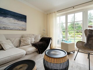 Offener Wohnbereich mit Zugang zur Terrasse