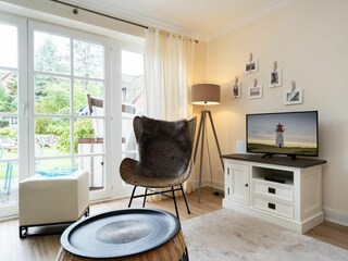 Offener Wohnbereich mit Zugang zur Terrasse