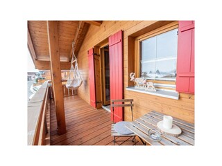 Balkon mit Berg- und Seeblick