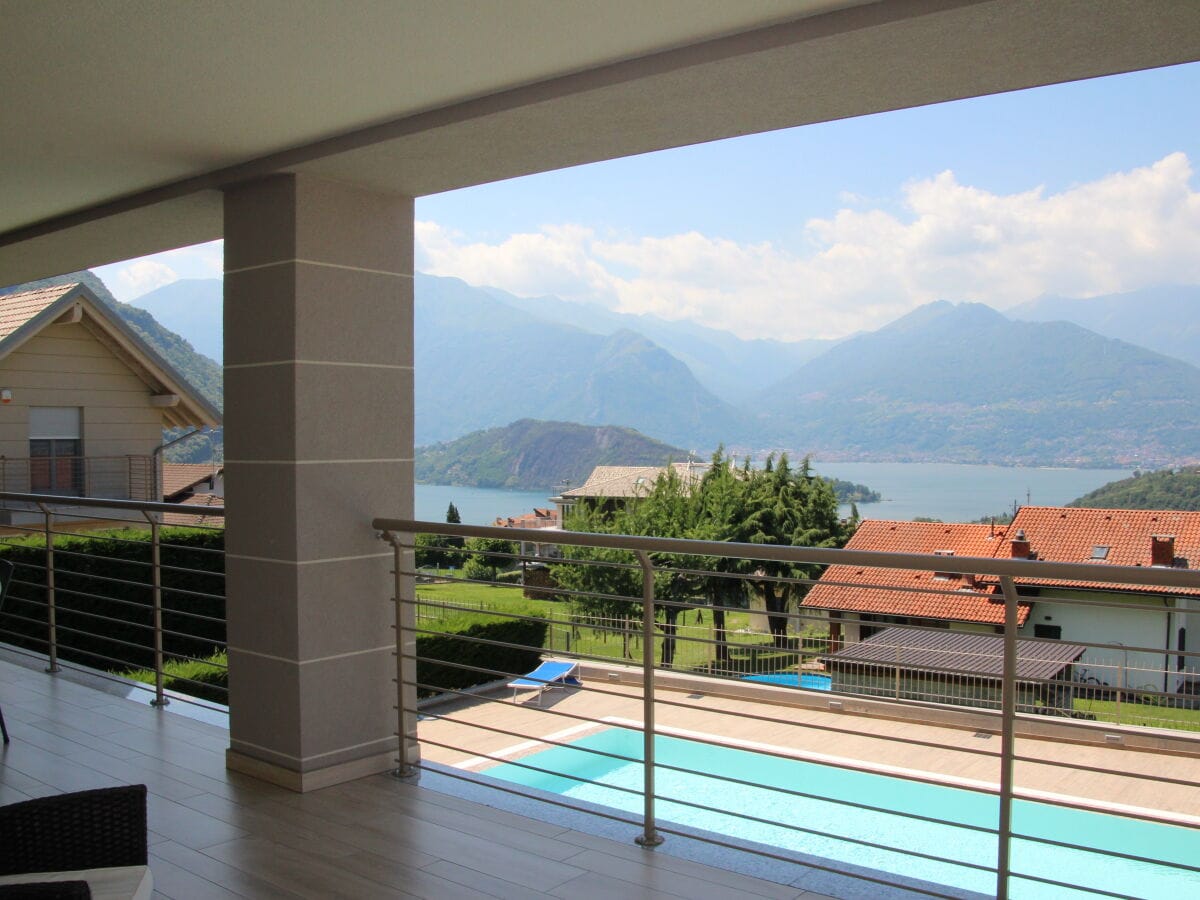 Terrasse mit Seeblick und Pool