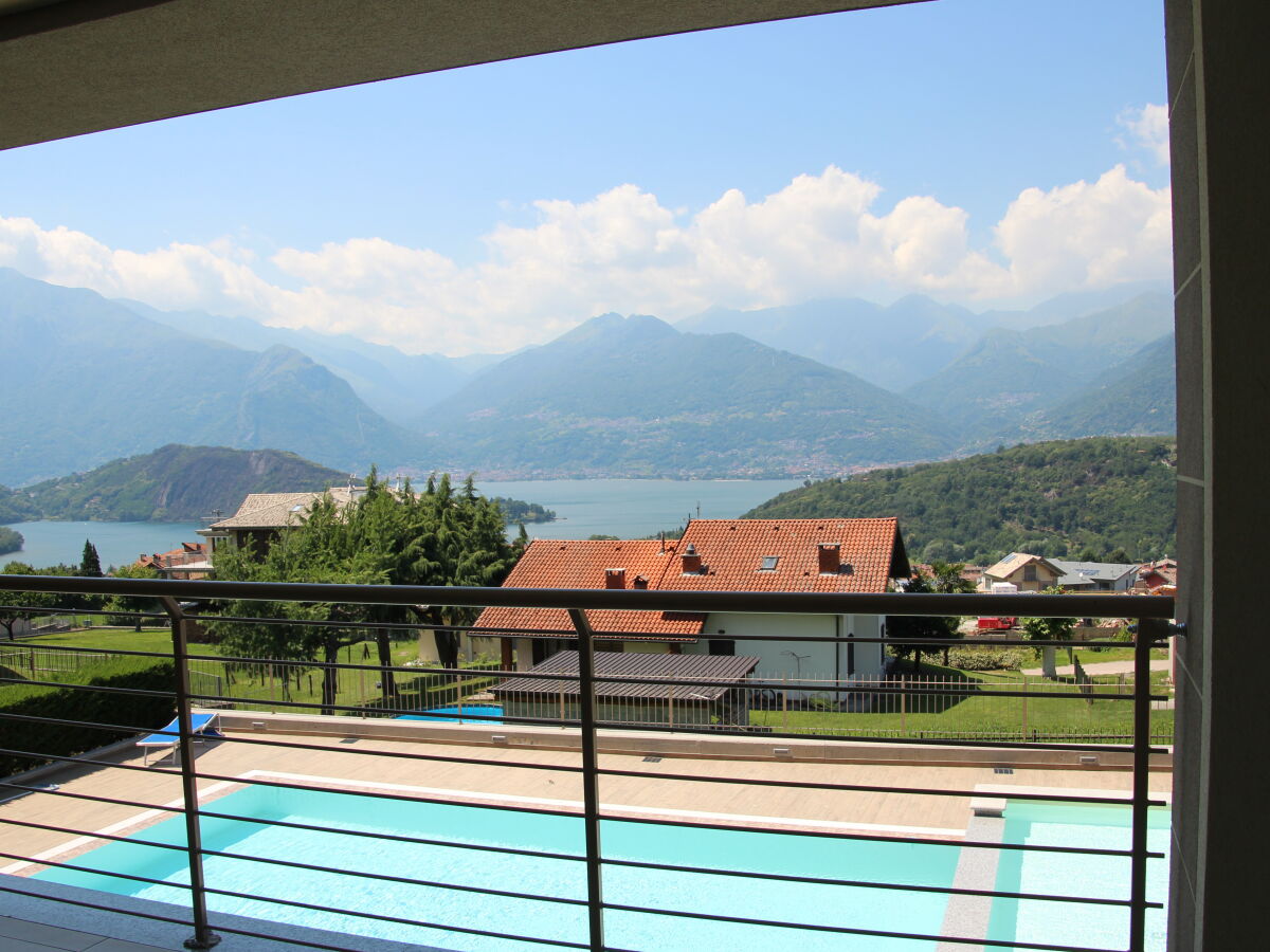 Terrasse mit Seeblick und Pool