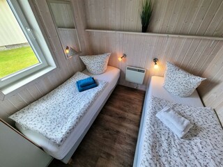 Schlafzimmer mit zwei Einzelbetten
