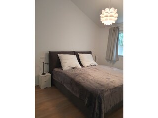 Schlafzimmer mit Boxspringbett