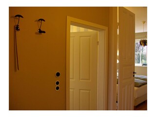 Zwischenflur zwischen Schlafzimmer und Wohnzimmer mit Eingang zum Badezimmer