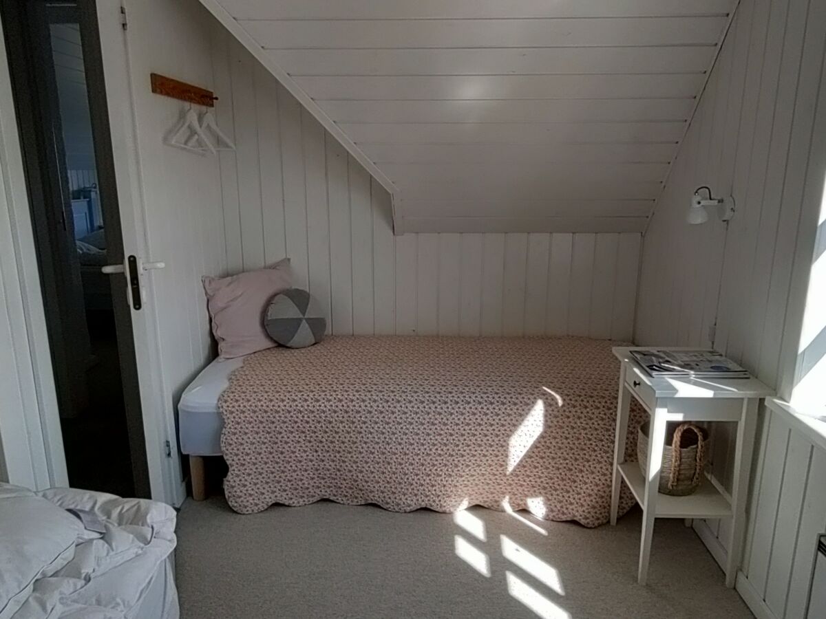 Schlafzimmer 2 mit Kinderbett