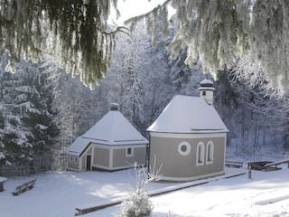 Schöne Kapelle versteckt im Wald am Taubenberg