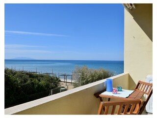 Balkon mit Meerblick und Markise