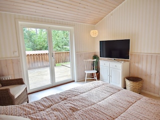 großes Schlafzimmer mit Smart-TV (kein Sat-Empfang)