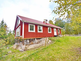 Blick auf das Haus mit großer Terrasse (Frühjahr 2024)