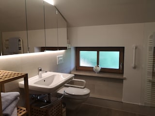 OG Barrierefreies Duschbad/WC mit großem Spiegelschrank